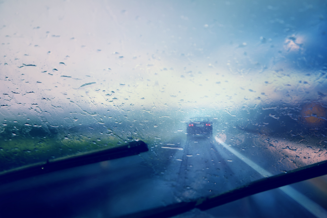 下雨天能在户外给电动汽车充电吗
